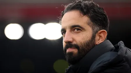 Rúben Amorim elogiado por Steve Bruce: "Decisões incríveis no balneário"