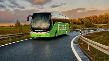 Autocarro da Flixbus descontrolado colide com 20 veículos em Bragança