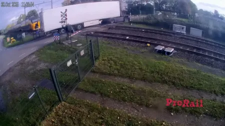 Incidente entre comboio e camião causa feridos e interdição de via nos Países Baixos