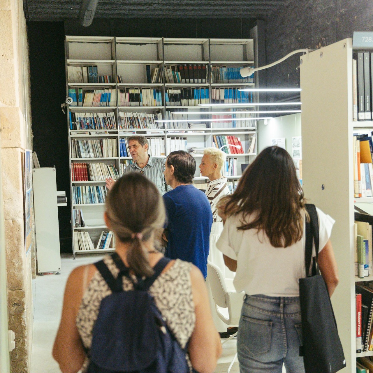 Visita guiada a la exposición “Miguel López: Más allá de los archivos”. Galería de imágenes