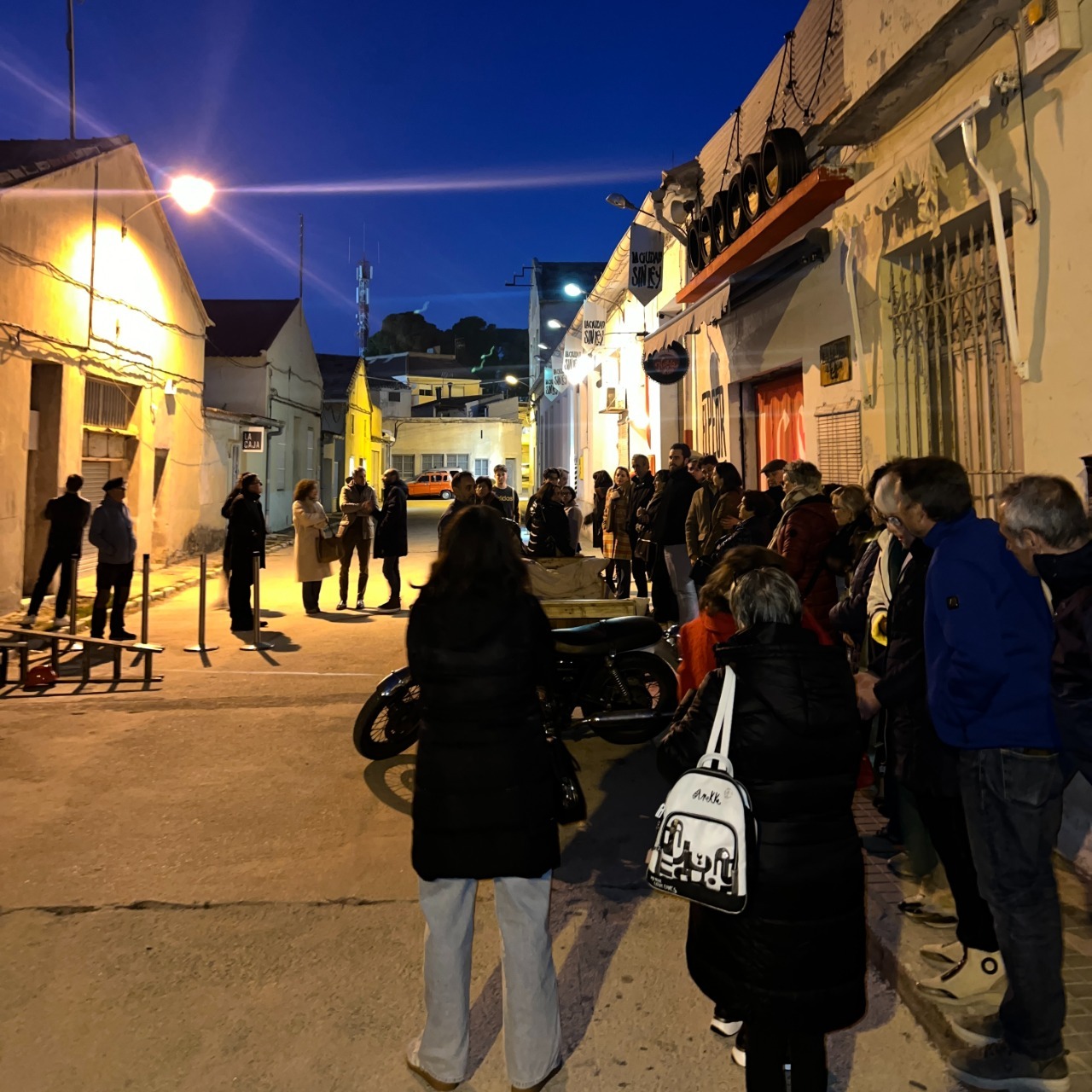 “Bajo la superficie, la memoria”. Visita, intervención artística y conferencia en La Ciudad sin Ley y Refugio de la Fábrica de Armas.