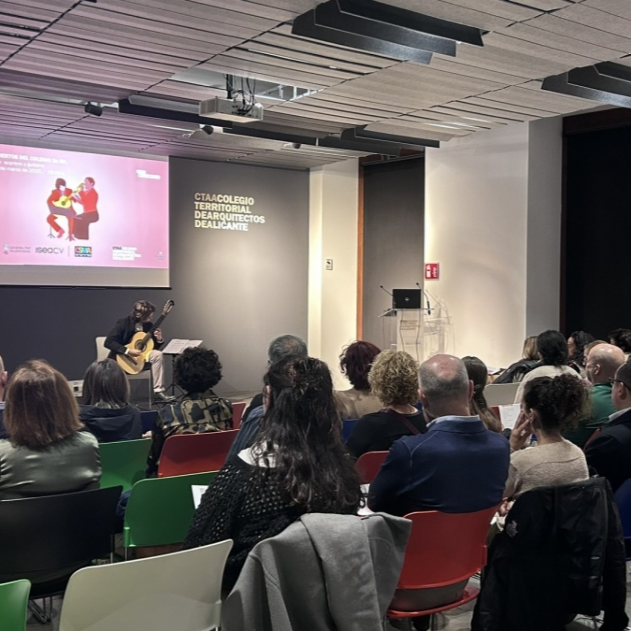  El Colegio de Arquitectos de Alicante acoge un recital de guitarra del Conservatorio Óscar Esplá