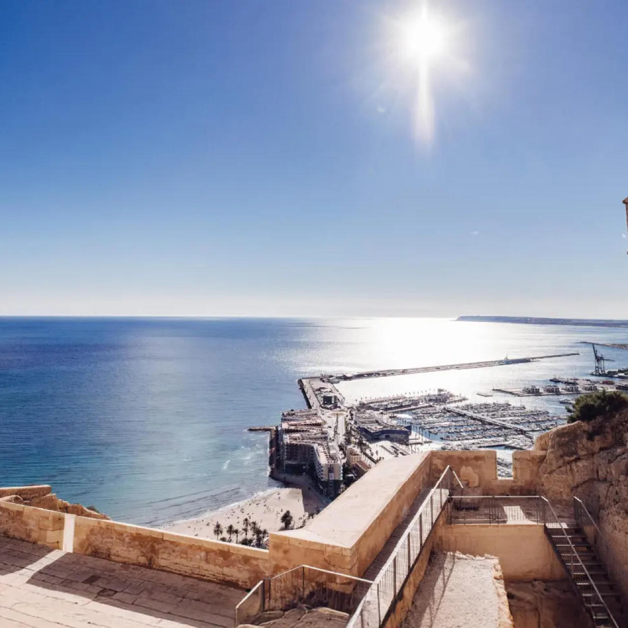 El Colegio de Arquitectos impulsa un debate sobre la relación entre el puerto y la ciudad de Alicante