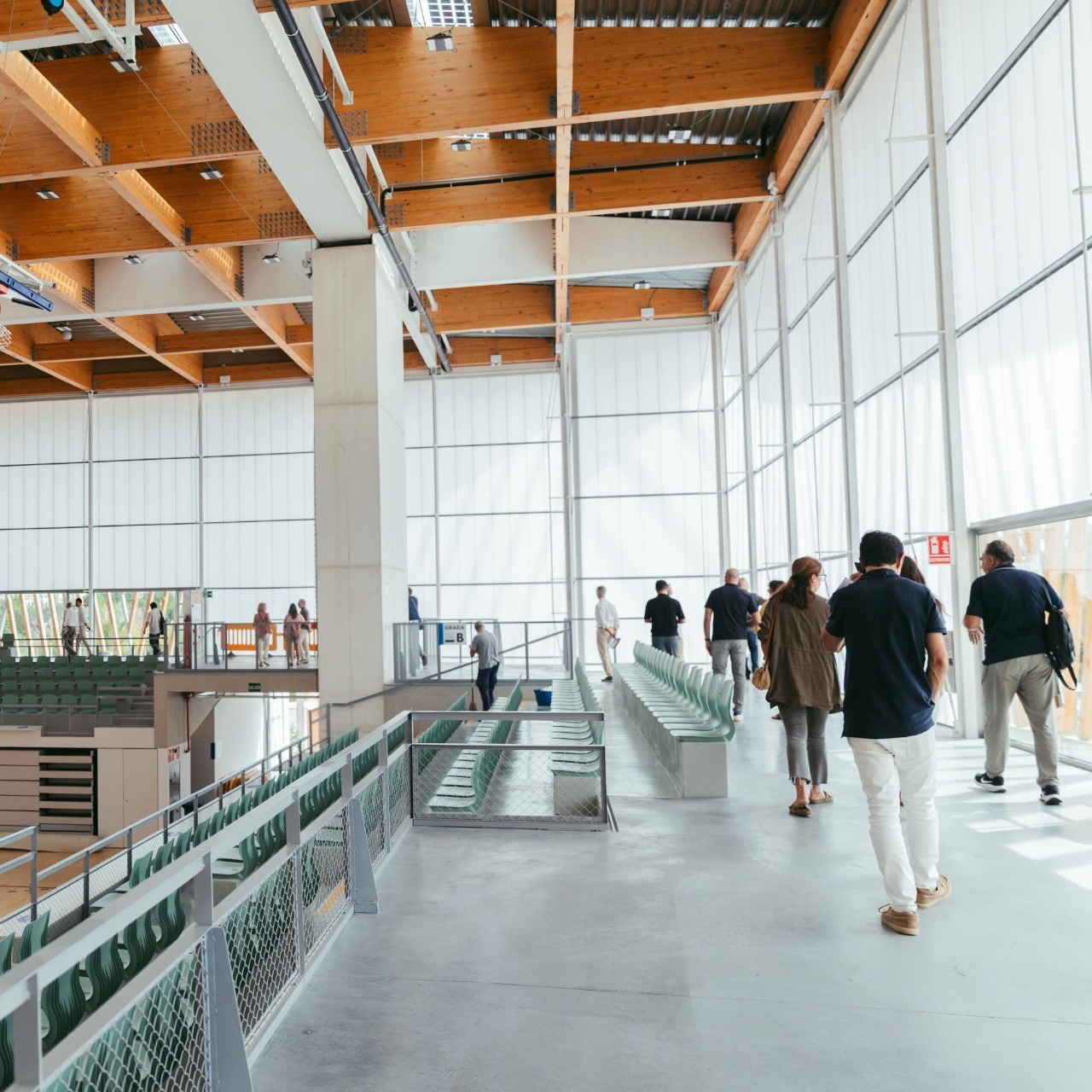 Visita guiada a pabellón deportivo en Elche, de Rojo y Fernández-Shaw arquitectos